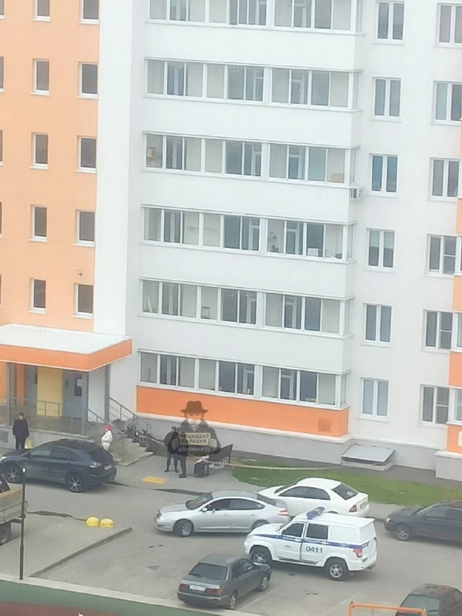 Тело мужчины нашли под окнами многоэтажки.