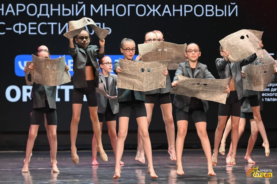 Выступление коллектива  «Школы танца Аура».
