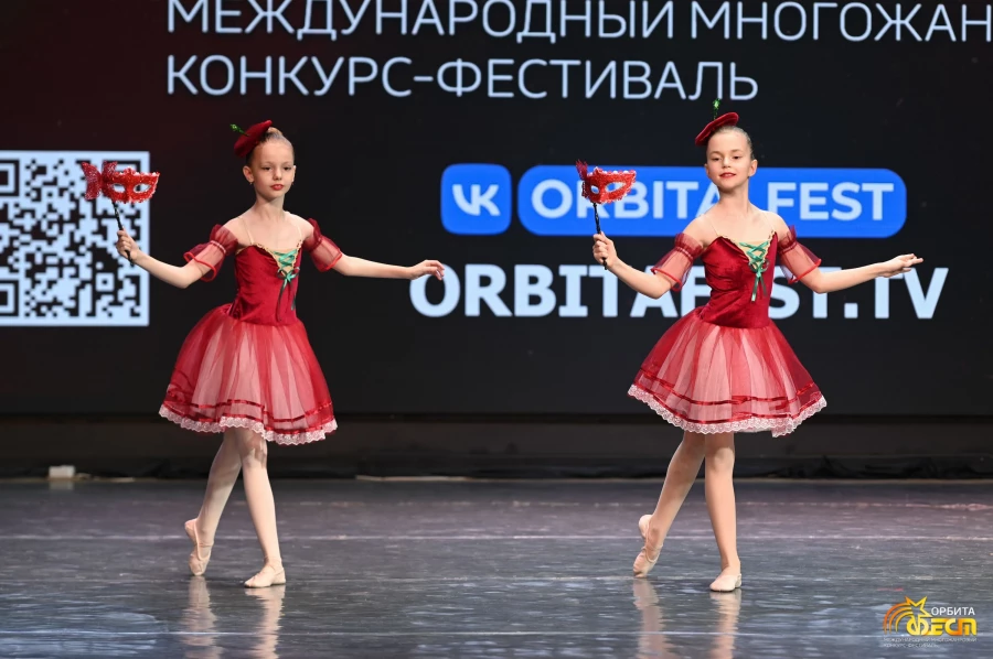 Выступление коллектива  «Школы танца Аура».