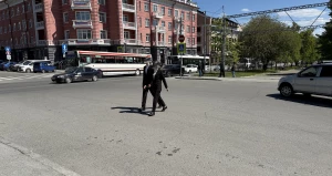 Люди в масках рыбы на улицах Барнаула.