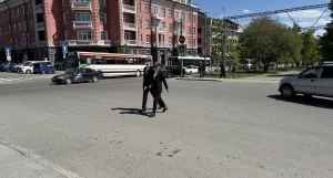 Люди в масках рыбы на улицах Барнаула.