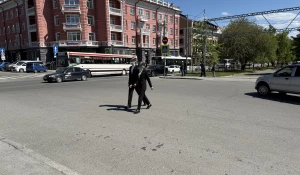 Люди в масках рыбы на улицах Барнаула.