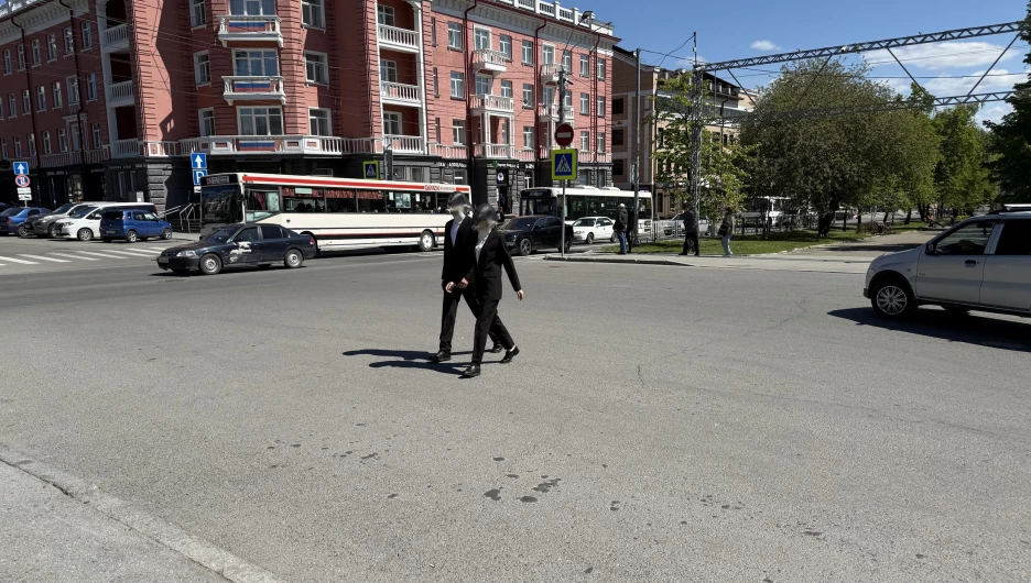 Люди в масках рыбы на улицах Барнаула.