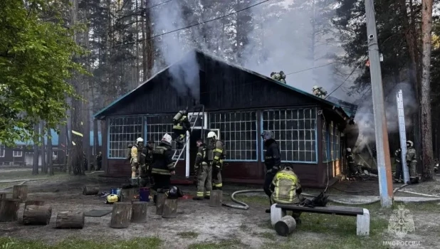 Пожар в детском оздоровительном лагере Барнаула.