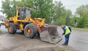 Дорожники Барнаула косят траву.