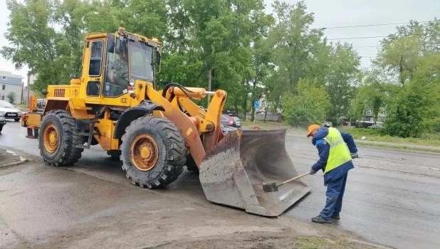 Дорожники Барнаула косят траву.