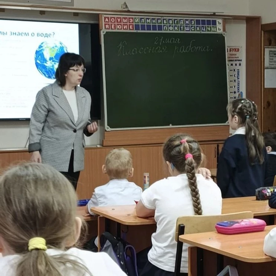 Руководитель пресс-службы «Росводоканал Барнаул» Лилия Болатаева провела урок чистой воды для учеников 1 «Г» класса барнаульской гимназии №74.   
