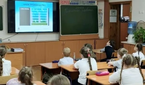 Руководитель пресс-службы «Росводоканал Барнаул» Лилия Болатаева провела урок чистой воды для учеников 1 «Г» класса барнаульской гимназии №74.   