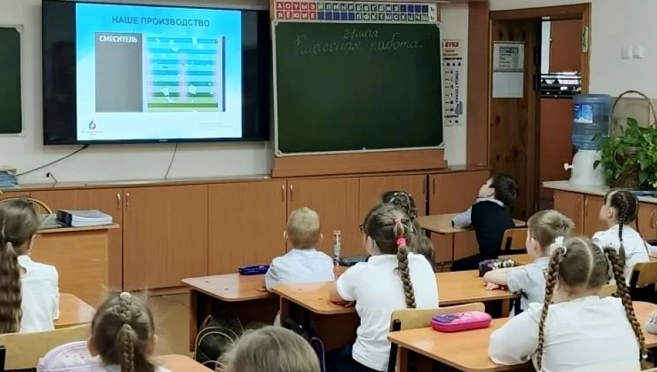 Руководитель пресс-службы «Росводоканал Барнаул» Лилия Болатаева провела урок чистой воды для учеников 1 «Г» класса барнаульской гимназии №74.   