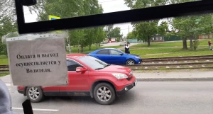 Водитель заехал на трамвайные пути в Барнауле.