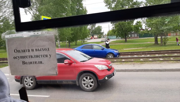 Водитель заехал на трамвайные пути в Барнауле.