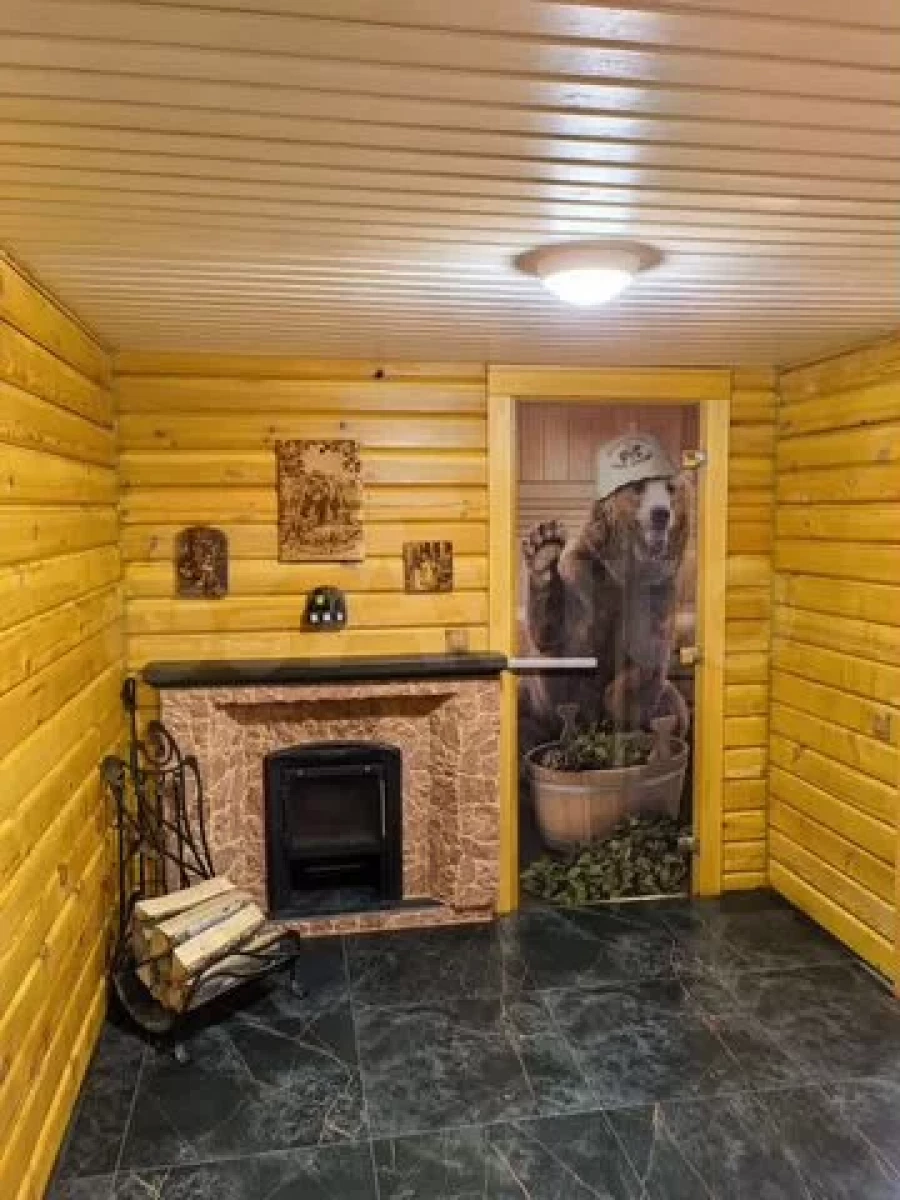 Коттедж с джакузи в бане продают в Барнауле.