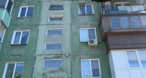 В Барнауле на голову жителям чуть не рухнула крыша.