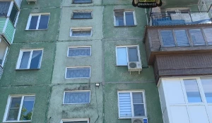 В Барнауле на голову жителям чуть не рухнула крыша.