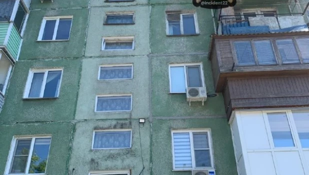 В Барнауле на голову жителям чуть не рухнула крыша.
