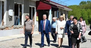Александр Романенко проконтролировал, как идет ремонт в Усть-Таловской школе Курьинского района.