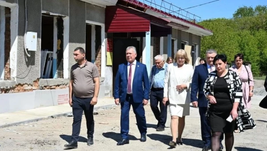 Александр Романенко проконтролировал, как идет ремонт в Усть-Таловской школе Курьинского района.