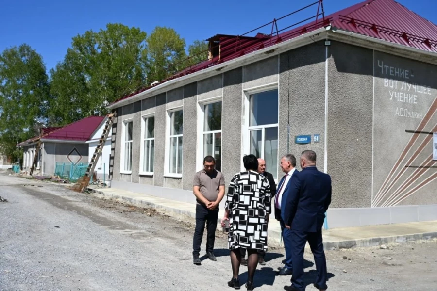Александр Романенко проконтролировал, как идет ремонт в Усть-Таловской школе Курьинского района.