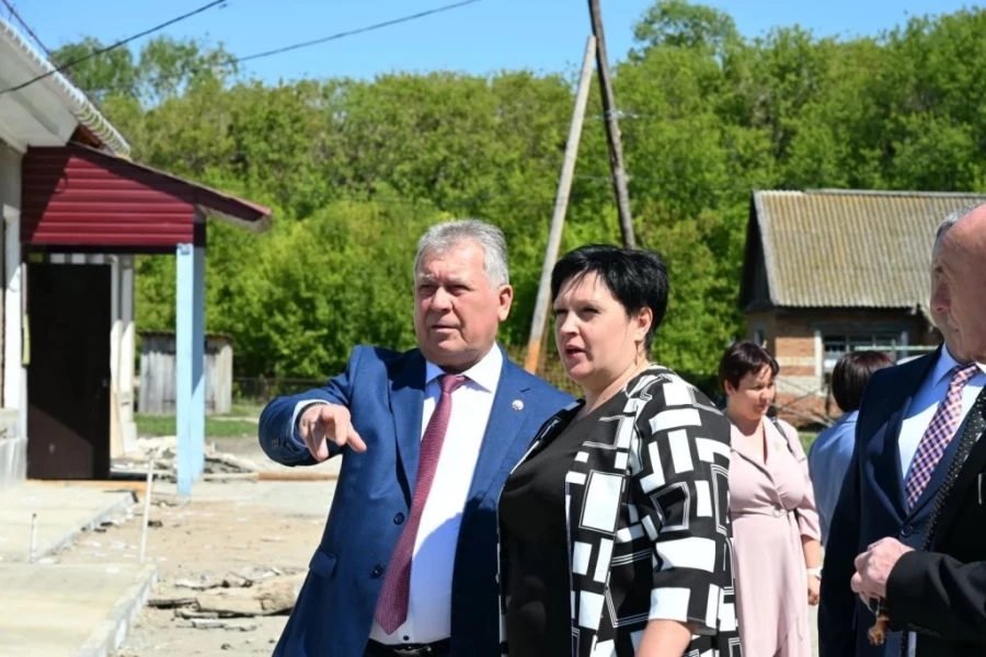 Александр Романенко проконтролировал, как идет ремонт в Усть-Таловской школе Курьинского района.