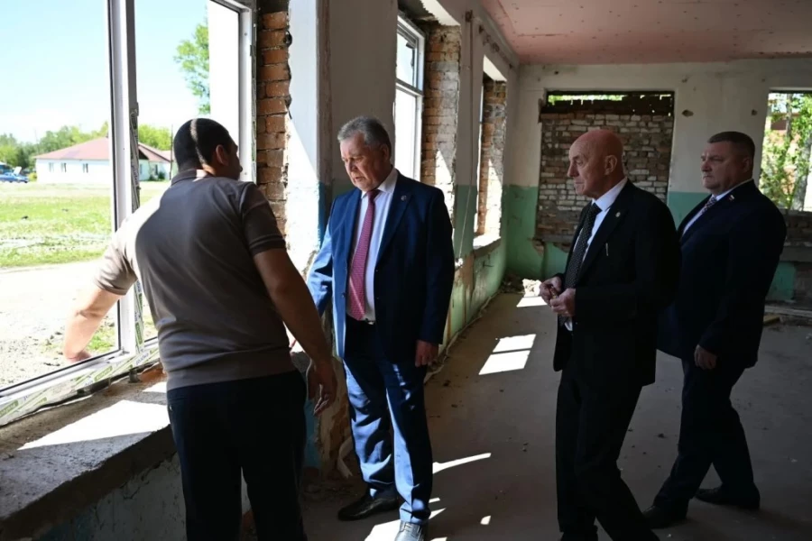 Александр Романенко проконтролировал, как идет ремонт в Усть-Таловской школе Курьинского района.