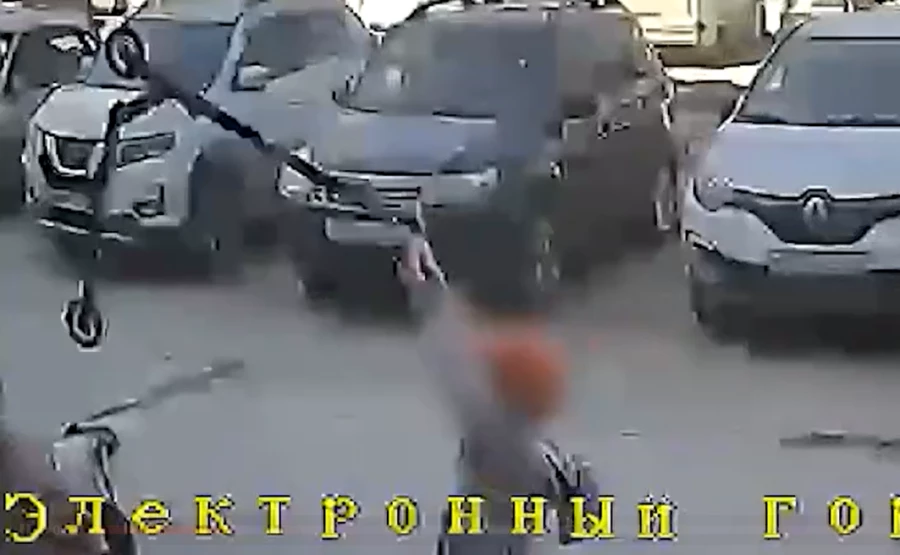 Подросток с самокатом.