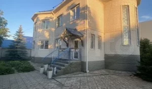 Уютный дом с застекленной верандой и высокими окнами продают в Барнауле.