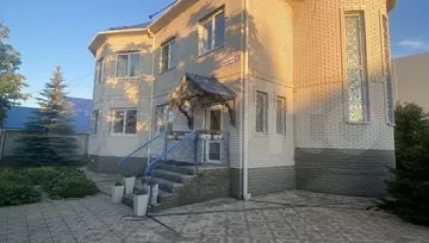 Уютный дом с застекленной верандой и высокими окнами продают в Барнауле.
