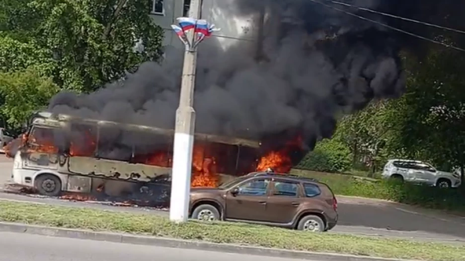 Загорелся автобус в Бийске. 