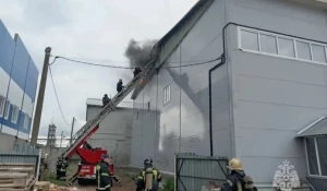 В Барнауле на проспекте Калинина загорелось производственное здание.