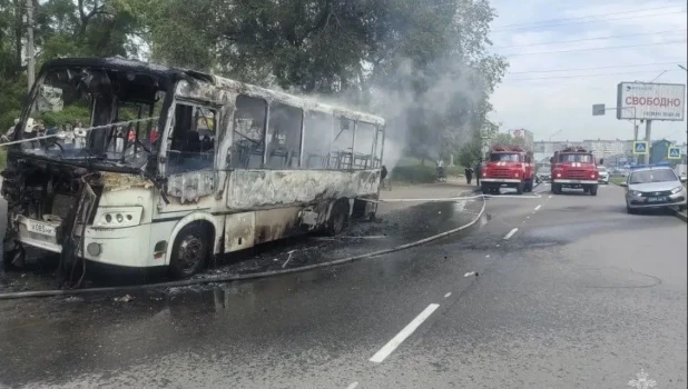 В Бийске сгорел автобус.