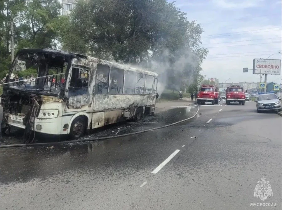 В Бийске сгорел автобус.
