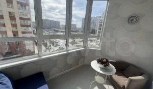 Светлую двушку с планировкой на три стороны продают в Барнауле за 10,4 млн рублей.