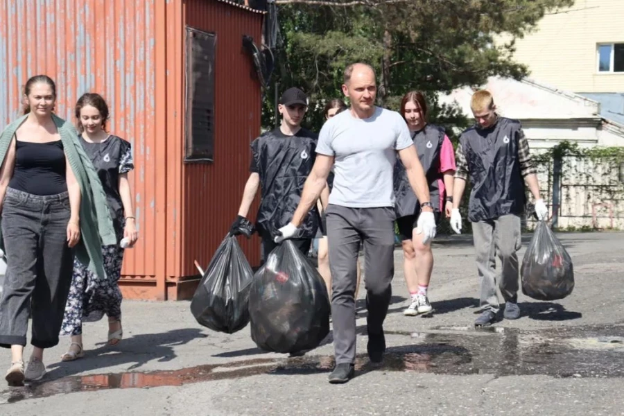 В Барнауле прошла акция «ЭКОволна РВК 3.0» по очистке берега Барнаулки.