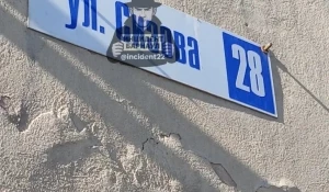 Обваливается штукатурка на ул. Сизова в Барнауле.