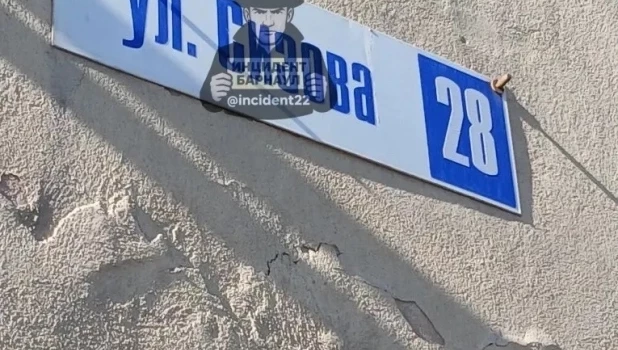 Обваливается штукатурка на ул. Сизова в Барнауле.