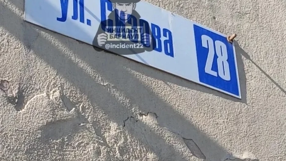Обваливается штукатурка на ул. Сизова в Барнауле.