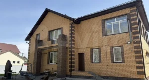 Просторный дом с ягодным садом продается в Барнауле за 28 млн рублей.