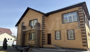 Просторный дом с ягодным садом продается в Барнауле за 28 млн рублей.