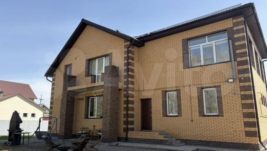Просторный дом с ягодным садом продается в Барнауле за 28 млн рублей.