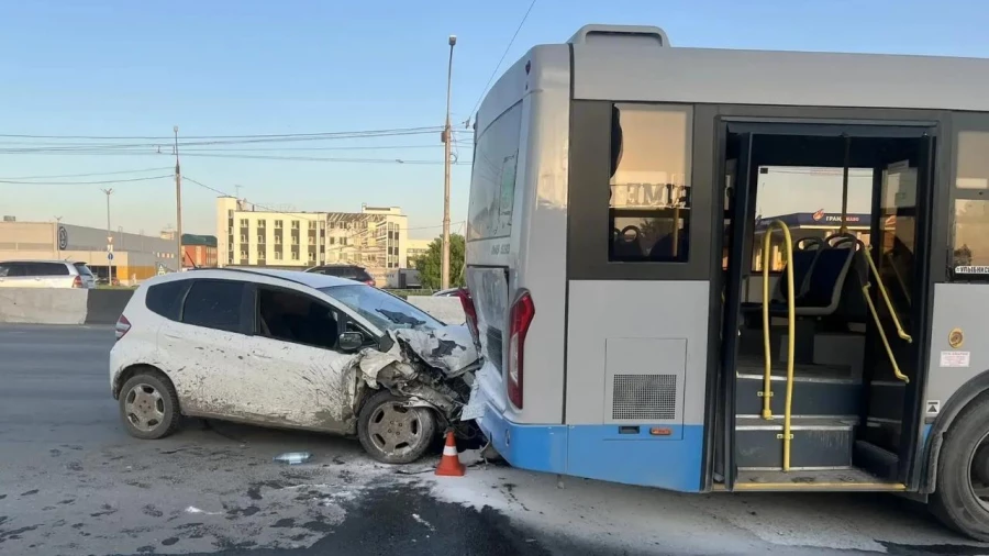В ДТП на сибирской трассе столкнулись автобус и иномарка. 