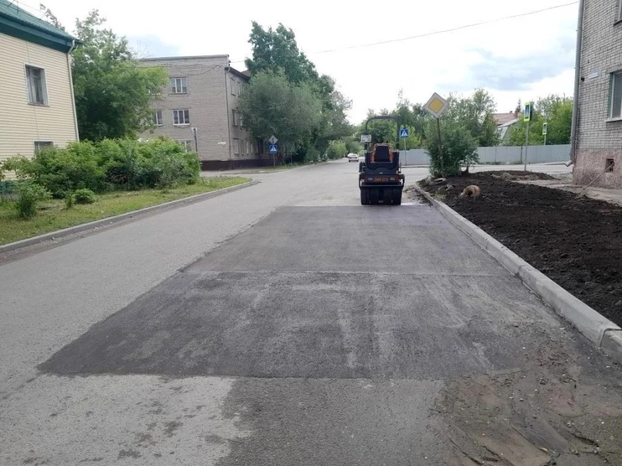 «Росводоканал Барнаул» благоустраивает территории, где в осенне-зимний период проводились работы на сетях водопровода и канализации.