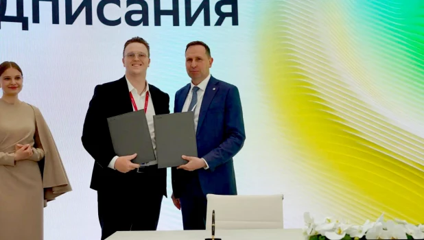 Председатель Сибирского Банка Сбера Дмитрий Солнцев и вице-президент наблюдательного совета SkyGroup Development Алексей Шацких заключили соглашение о развитии стратегического партнерства.
