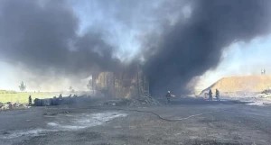 Тушат пожар в складском помещении в Барнауле.