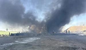 Тушат пожар в складском помещении в Барнауле.
