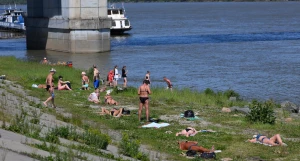 Барнаульцы загорают.
