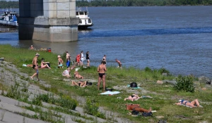 Барнаульцы загорают.