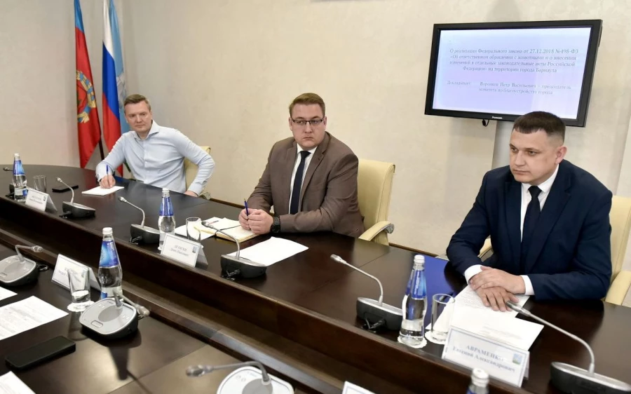 Совещание по вопросу реализации закона об ответственном обращении с животными в Администрации Барнаула.
