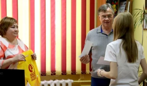 Депутат Госдумы Александр Терентьев вручил именные стипендии одаренным детям Алтайского края на 2026–2027 учебный год.