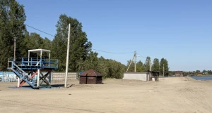 Городской пляж на острове Помазкин в Барнауле.