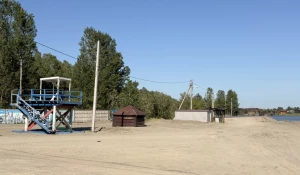 Городской пляж на острове Помазкин в Барнауле.